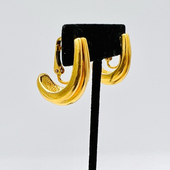 Vintage Jewelry - Gold tone vintage clip on earrings career style simple